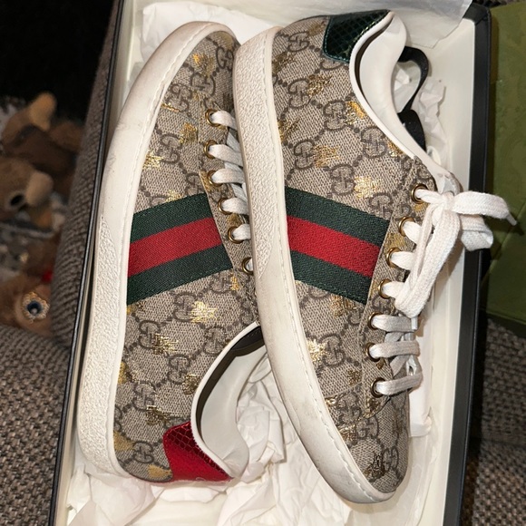 GUCCI サンダル　ビー　Bee SRGN Gucci Birkenstock - Bees & Stars (Beige) – Urban